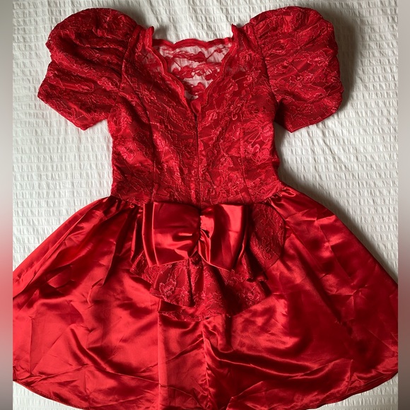 Classic 80’s prom dress. Professionally tailored to fit US Women’s size 6-8. - Picture 2 of 3